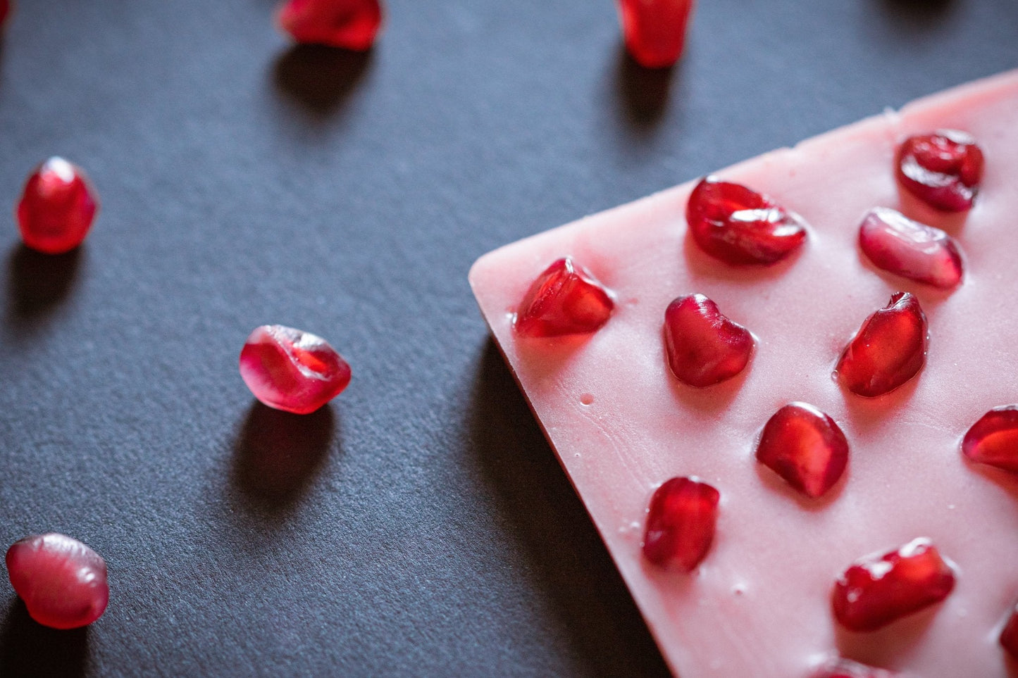 Vegane Sommer-Schokolade selber machen – rosa, fruchtig & einfach lecker - Pure Xocolate