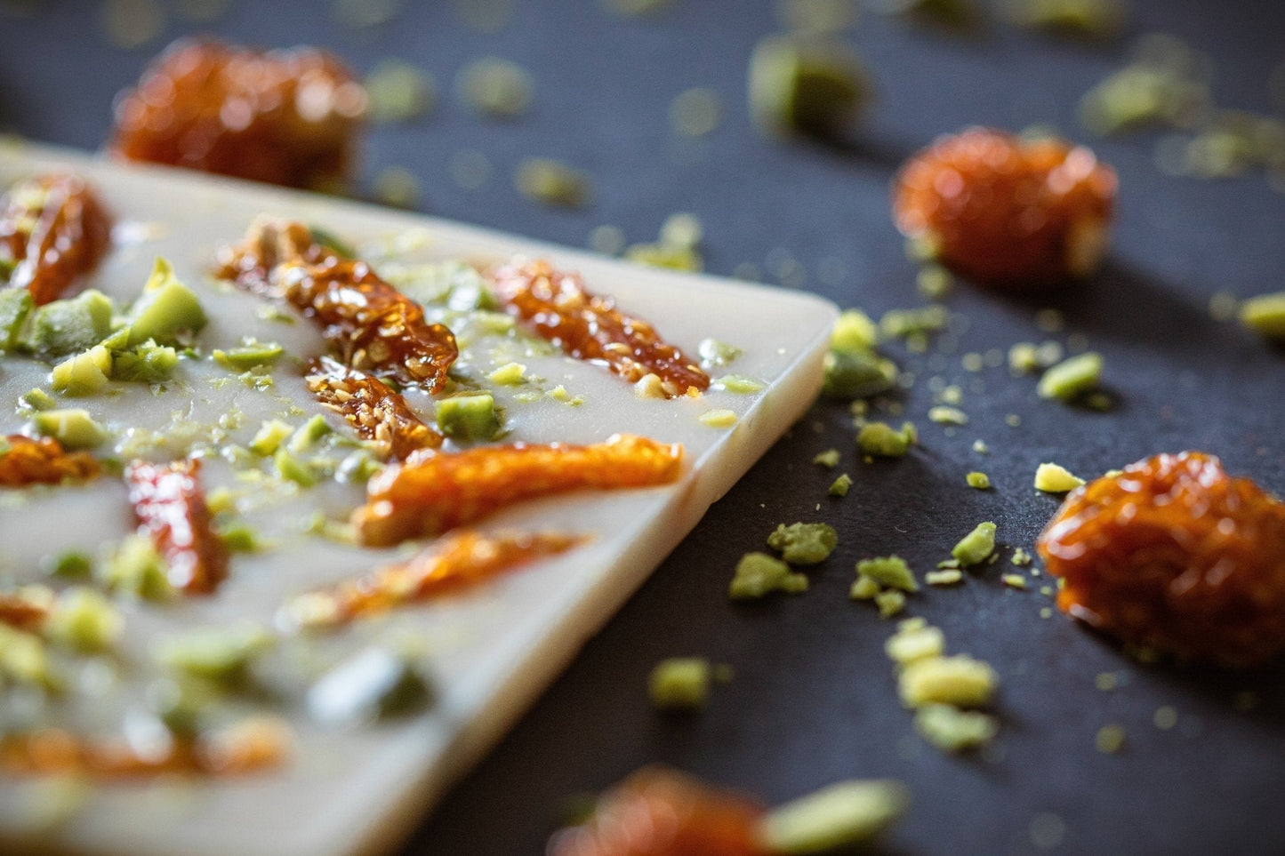 Weiße Schokolade mit Pistazien & Physalis: Fruchtiger Schoko-Twist zum Selbermachen - Pure Xocolate