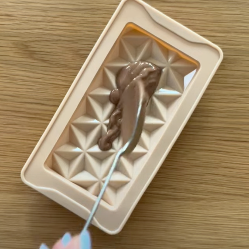 Erste Schokoladenschicht in die Form