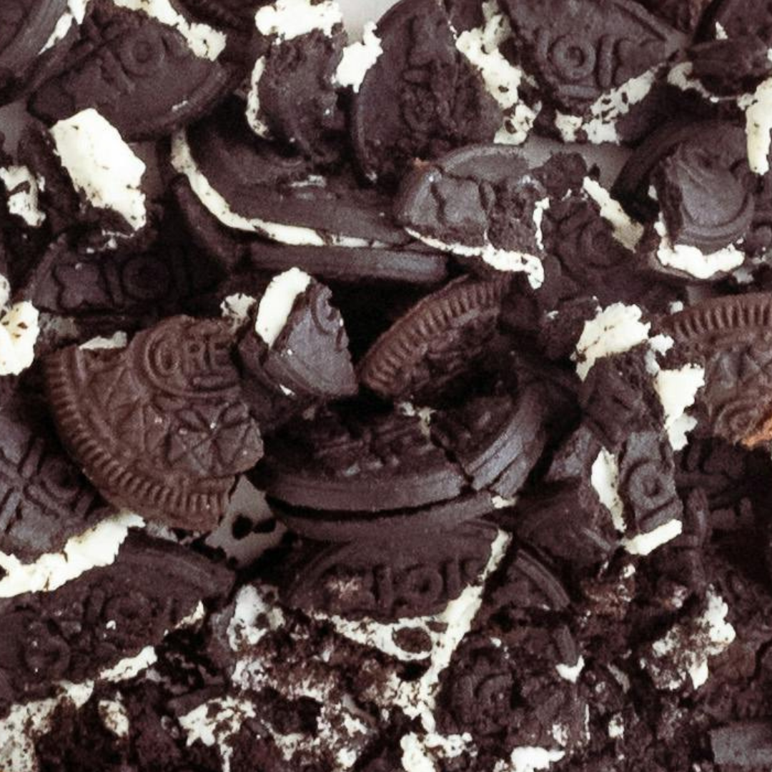 Grob zerbröselte Oreo-Kekse als Topping – ideal zum Dekorieren von Schokoladentafeln, Pralinen oder Eis