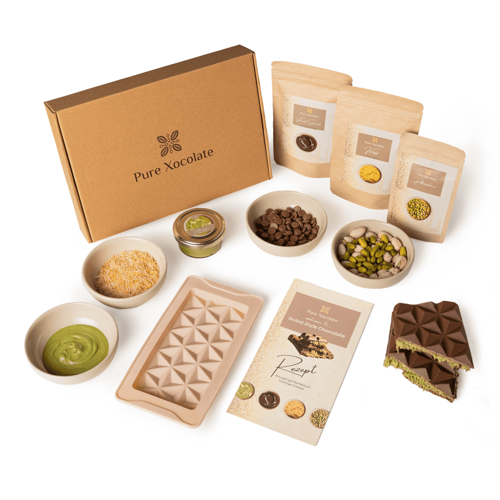 DIY Dubai - Style Schokoladen Set - Pure Xocolate - DIY - Set Geschenk - Set - Dubai Style Schokolade selber machen Set von Pure Xocolate – DIY Set mit hochwertigen Zutaten wie Pistazien, gerösteter Kokos, Dattelpaste, Matcha Creme, edler Schokolade und Silikonform zum einfachen Selbermachen von orientalischer Luxus - Schokolade.