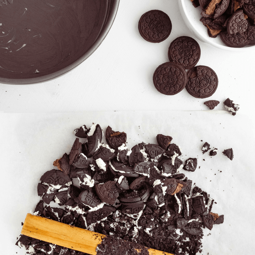 
                  
                    Oreo Crunch Topping - Pure Xocolate - Nahrungsmittel, Getränke & Tabak - Frisch zerkleinerte Oreo - Kekse auf Backpapier – perfekte Grundlage für kreatives Schokoladen - oder Dessert - Topping
                  
                