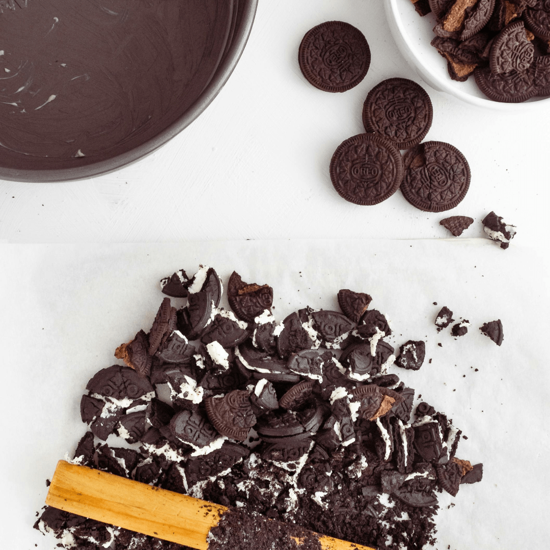 
                  
                    Oreo Crunch Topping - Pure Xocolate - Nahrungsmittel, Getränke & Tabak - Frisch zerkleinerte Oreo - Kekse auf Backpapier – perfekte Grundlage für kreatives Schokoladen - oder Dessert - Topping
                  
                